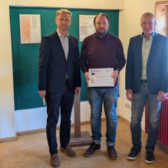 Landrat Dr. Jens Mischak (links), Vorstandsvorsitzender des Vereins Region Vogelsberg, und Edwin Schneider (rechts), Vorsitzender des LEADER-Beirats, gemeinsam mit Jan Hendrik Witzel, Jugendbeauftragter der Stadt Schlitz. 