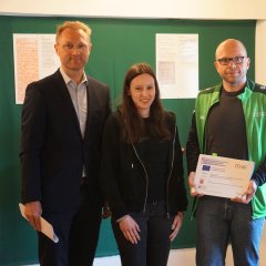 Florian Kuhl und Daniela Schäfer vom Schützenverein 1923 Ober-Breidenbach gemeinsam mit Landrat Dr. Jens Mischak (links), Vorstandsvorsitzender des Vereins Region Vogelsberg, und Edwin Schneider, Vorsitzender des LEADER-Beirats. 