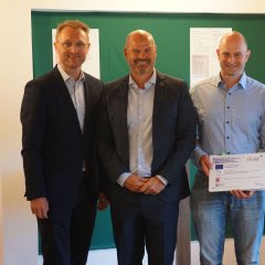Landrat Dr. Jens Mischak, Vorstandsvorsitzender des Vereins Region Vogelsberg, gemeinsam mit Edwin Schneider (rechts), Vorsitzender des LEADER-Beirats, Hauke Schmehl (von links), Bürgermeister der Stadt Romrod, und Alexander Merch von der Elterninitiative für den Spielplatz. 