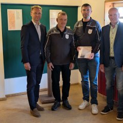 Landrat Dr. Jens Mischak (links), Vorstandsvorsitzender des Vereins Region Vogelsberg, und Edwin Schneider (rechts), Vorsitzender des LEADER-Beirats, gemeinsam mit Hartmut Kimpel (von links) und Tim Müller vom Schützenverein Lanzenhain. 