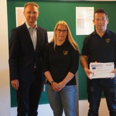 Landrat Dr. Jens Mischak, Vorstandsvorsitzender des Vereins Region Vogelsberg, und Edwin Schneider (rechts), Vorsitzender des LEADER-Beirats, überreichen Förderung für das Fastnachtsmuseum an Sonja Winterholler und Holger Korell von der Fastnachtsvereinigung Herbstein. 