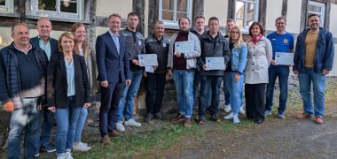 Landrat Dr. Jens Mischak (vorne, Fünfter von links), Vorstandsvorsitzender des Vereins Region Vogelsberg, und Edwin Schneider (Zweiter von links), Vorsitzender des LEADER-Beirats, gemeinsam mit Vertreterinnen und Vertretern der Vereine und Kommunen sowie des LEADER-Regionalmanagements bei der Übergabe der Zuwendungsverträge am Herbsteiner STATT-Museum. (Foto: Vogelsbergkreis/C.Lips)