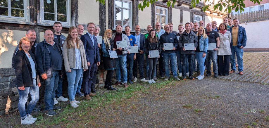 Landrat Dr. Jens Mischak (vorne, Siebter von links), Vorstandsvorsitzender des Vereins Region Vogelsberg, und Edwin Schneider (Sechster von links), Vorsitzender des LEADER-Beirats, gemeinsam mit Vertreterinnen und Vertretern der Vereine und Kommunen sowie des LEADER-Regionalmanagements bei der Übergabe der Zuwendungsverträge am Herbsteiner STATT-Museum.