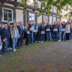 Landrat Dr. Jens Mischak (vorne, Siebter von links), Vorstandsvorsitzender des Vereins Region Vogelsberg, und Edwin Schneider (Sechster von links), Vorsitzender des LEADER-Beirats, gemeinsam mit Vertreterinnen und Vertretern der Vereine und Kommunen sowie des LEADER-Regionalmanagements bei der Übergabe der Zuwendungsverträge am Herbsteiner STATT-Museum.