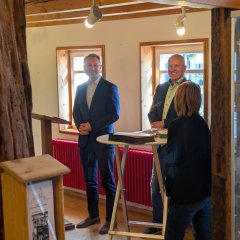Landrat Dr. Jens Mischak (links), Vorstandsvorsitzender des Vereins Region Vogelsberg, und Edwin Schneider, Vorsitzender des LEADER-Beirats, bei der Übergabe.