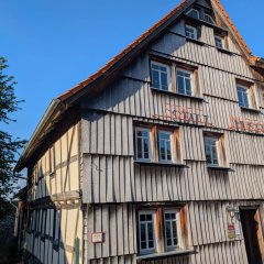 das Stadt-Museum in Herbstein von außen. Ein mit Brettern verschaltes Fachwerkhaus.