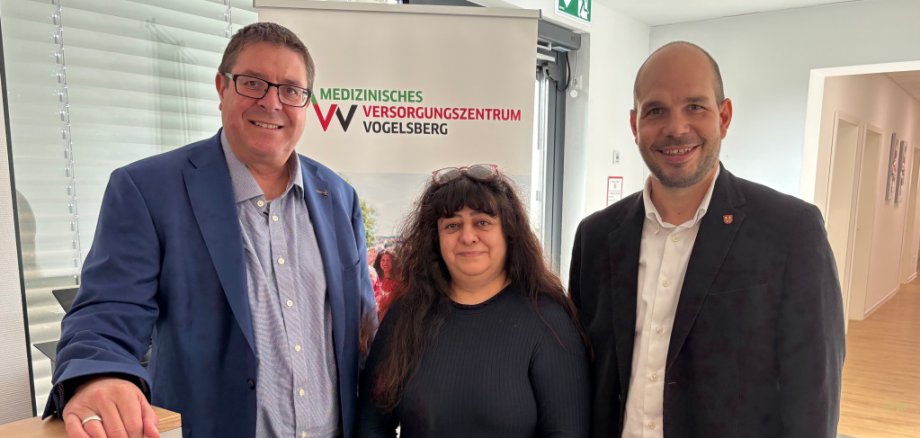 Steven Renner (links), Geschäftsführer des MVZ Vogelsberg, und Simon Seibert, Bürgermeister der Gemeinde Grebenhain und Mitglied des Aufsichtsrats, begrüßen gemeinsam die neue Ärztin am MVZ-Standort Grebenhain. Ab sofort ist Shirin Nikkhoo dort als Fachärztin für Allgemeinmedizin im Einsatz.