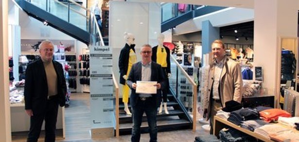 Hygiene- und Abstandskonzept im Einzelhandel: Dr. Jens Mischak und Dr. Henrik Reygers überzeugten sich vor Ort von den Maßnahmen, die ein Stück weit zu mehr Normalität im Alltag beitragen sollen. 