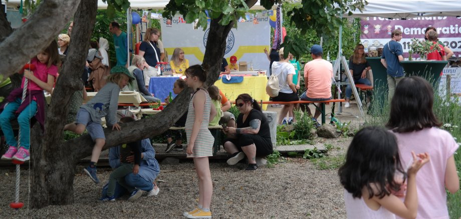 Bunt, lebendig und strahlend: So präsentiert sich auch in diesem Jahr wieder das Internationale Freundschaftsfest im Bürgergarten in Alsfeld.                                                                      