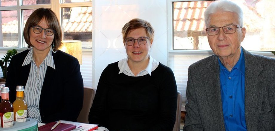 Monika Schenker (von links), Leiterin der Volkshochschule des Vogelsbergkreises, Monique Abel vom Pflegestützpunkt Vogelsbergkreis und Dr. Bernd Liller, Vorsitzender des Kreis-Seniorenbeirats, bei der ersten Sitzung für das Jahr 2020. 