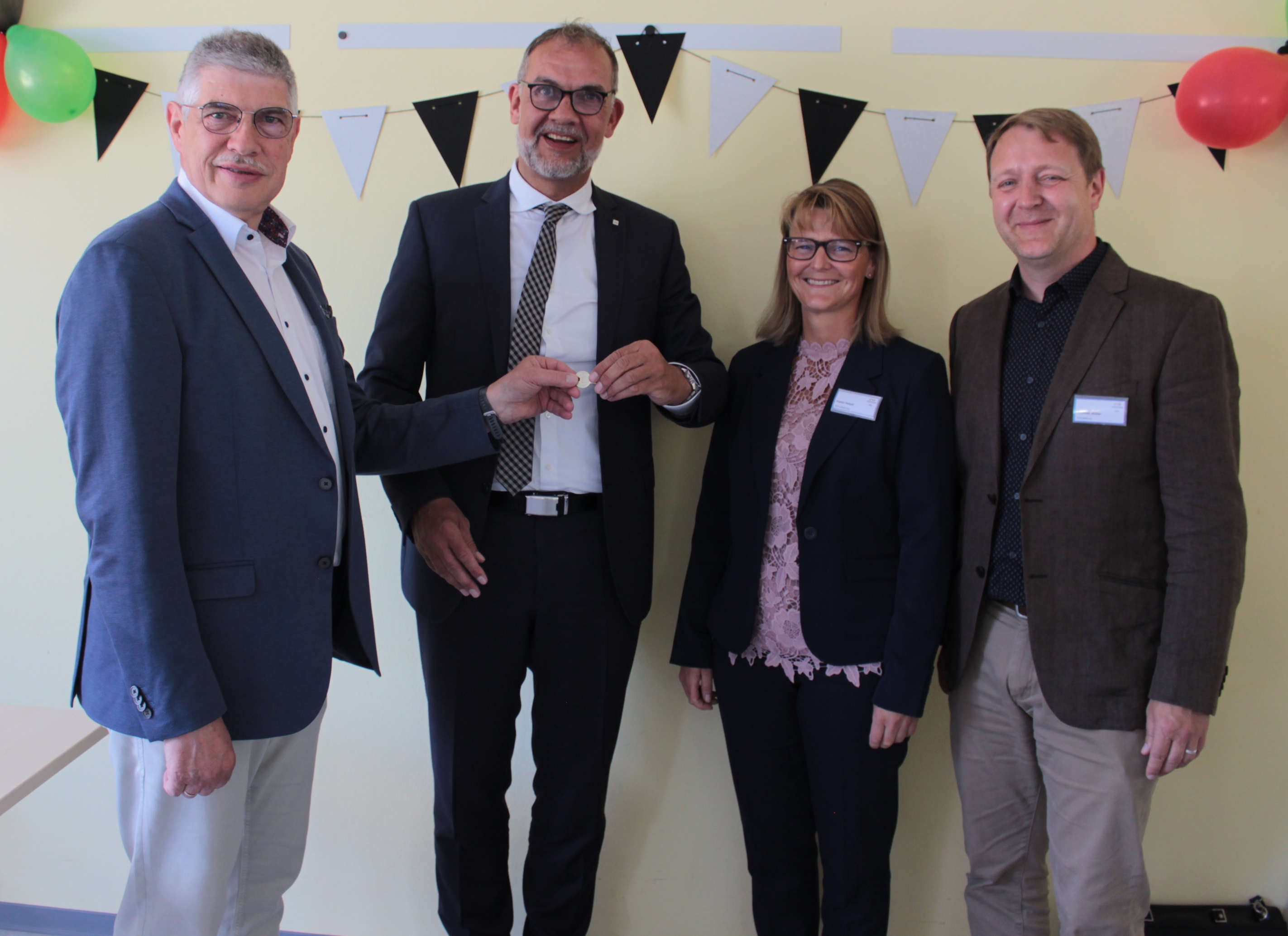 Offizielle Schlüsselübergabe mit Landrat Manfred Görig, Architektin Tanja Dickert und Schulleiter Andreas Pitzer (von rechts). 