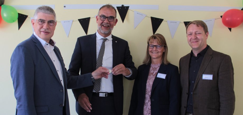 Offizielle Schlüsselübergabe mit Landrat Manfred Görig, Architektin Tanja Dickert und Schulleiter Andreas Pitzer (von rechts). 