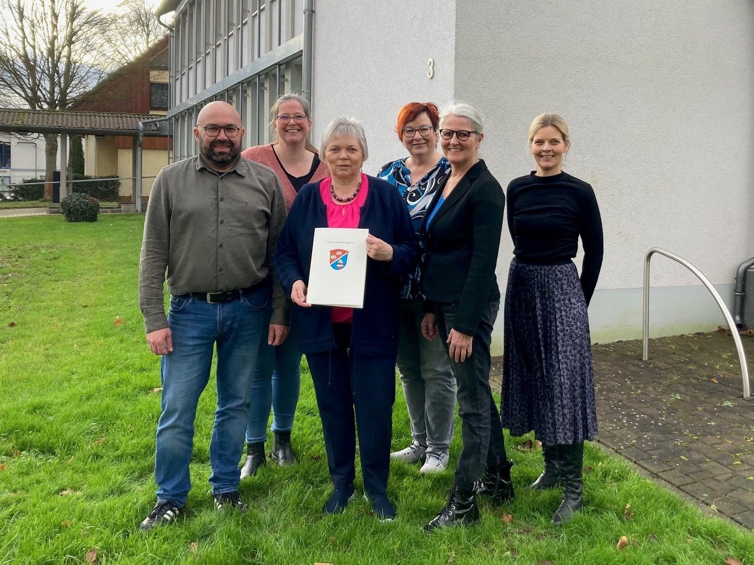 Verabschiedeten gemeinsam Sigrun Wagner (Dritte von links) und dankten ihr für 37 Jahre Dienst in der Kreisverwaltung: Stefan Schmidt (von links), Leiter des Amts für Hochbau, Energie und Gebäudewirtschaft (AHEG), die stellvertretende Haupt- und Personalamtsleiterin Melanie Ahne, Personalratsvorsitzende Anja Kreuder, die stellvertretende AHEG-Leiterin Silke Kraft, sowie die Gleichstellungsbeauftragte Elisabeth Lippert.