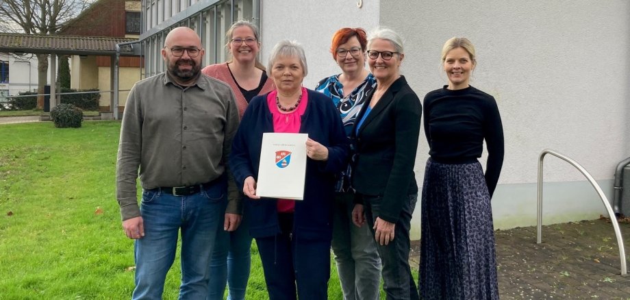 Verabschiedeten gemeinsam Sigrun Wagner (Dritte von links) und dankten ihr für 37 Jahre Dienst in der Kreisverwaltung: Stefan Schmidt (von links), Leiter des Amts für Hochbau, Energie und Gebäudewirtschaft (AHEG), die stellvertretende Haupt- und Personalamtsleiterin Melanie Ahne, Personalratsvorsitzende Anja Kreuder, die stellvertretende AHEG-Leiterin Silke Kraft, sowie die Gleichstellungsbeauftragte Elisabeth Lippert.