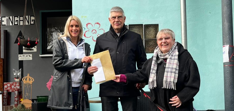 Landrat Manfred Görig übergibt Ann-Catrin Schmidt (links), 1. Vorsitzende des Tierschutzvereins Alsfeld, und Gerlinde Grebe, Vorstandsmitglied und Baubeauftragte des Vereins, eine OVAG-Spende in Höhe von 5000 Euro. Die Spende wird in die Erneuerung der Elektroinstallationen am Tierheim in der Alsfelder Jahnstraße fließen.