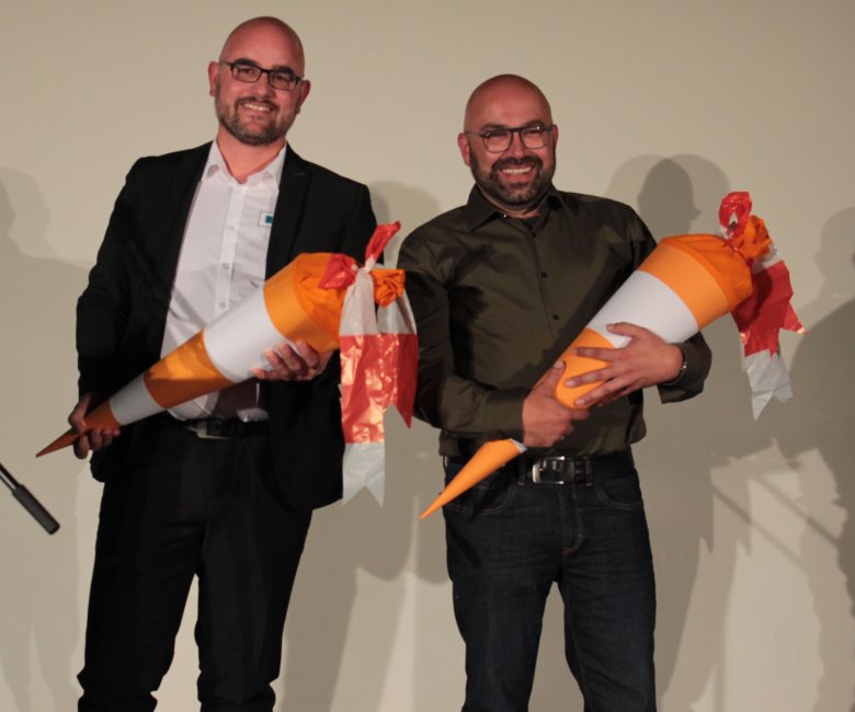 „Schultüten“ als Dank für ihren unermüdlichen Einsatz erhalten Schulleiter Pitzer und Stefan Schmidt, Diplom-Ingenieur im Amt für Hochbau, Energie und Gebäudewirtschaft des Vogelsbergkreises (rechts).