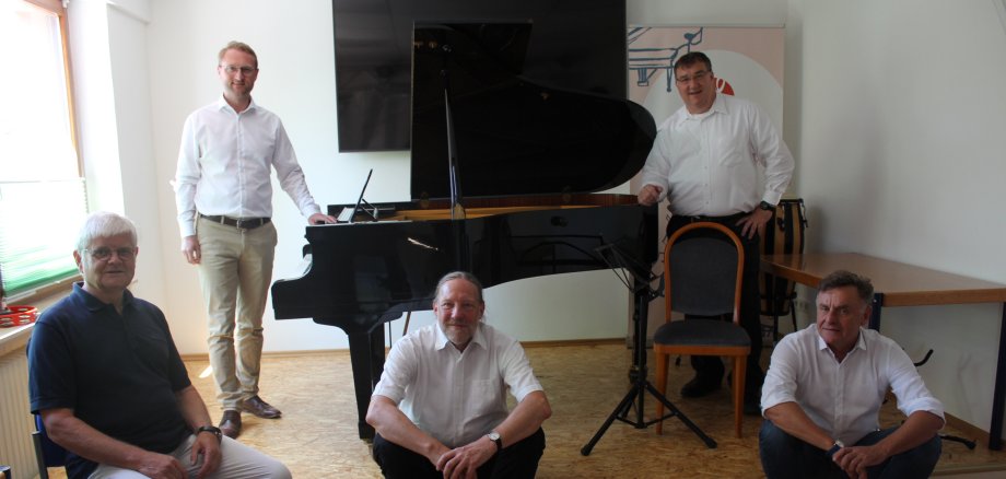Artur Seelbach, 1. Vorsitzender der Kulturgemeinde Alsfeld (von links), Erster Kreisbeigeordneter Dr. Jens Mischak (CDU), Musikschulleiter Walter Windisch-Laube, Staatssekretär Mark Weinmeister und Thomas Schaumberg vom Amt für Wirtschaft und den ländlichen Raum vor dem Konzertflügel in den neuen Räumlichkeiten der Musikschule.