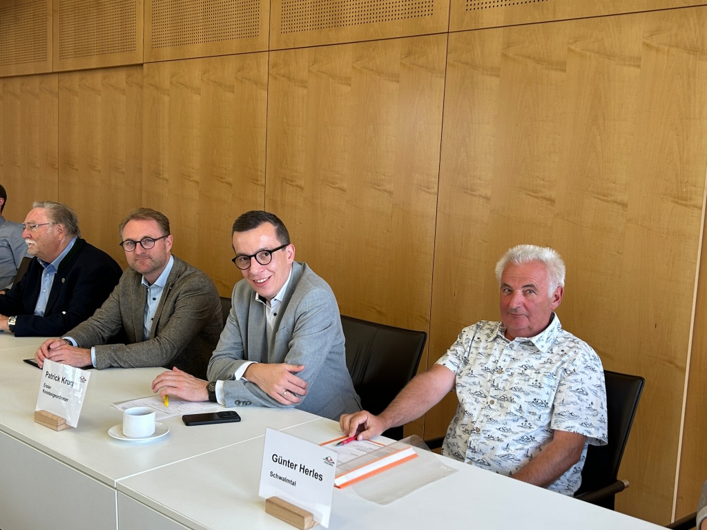 Günter Herles – hier mit Erstem Kreisbeigeordnetem Patrick Krug, Landrat Dr. Jens Mischak und Seniorenbeauftragtem Hans-Jürgen Schäfer (von rechts) – ist der neue Vorsitzende des Kreisseniorenbeirats.