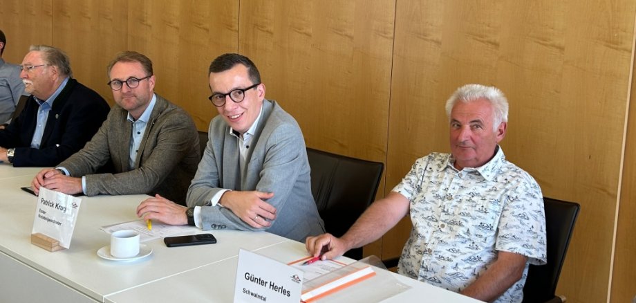 Günter Herles – hier mit Erstem Kreisbeigeordnetem Patrick Krug, Landrat Dr. Jens Mischak und Seniorenbeauftragtem Hans-Jürgen Schäfer (von rechts) – ist der neue Vorsitzende des Kreisseniorenbeirats.