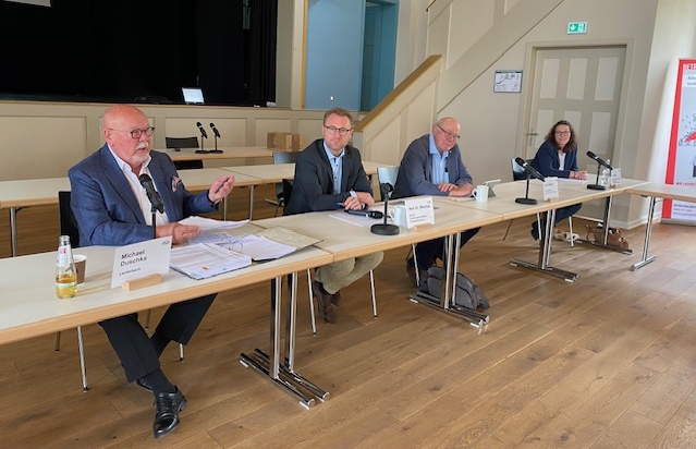 Michael Duschka, Vorsitzender des Seniorenbeirats des Vogelsbergkreises, begrüßt Ersten Kreisbeigeordneten Dr. Jens Mischak, den Beauftragten für Senioren und Inklusion, Kurt Wiegel, sowie Gesundheitskoordinatorin Ina Stein.