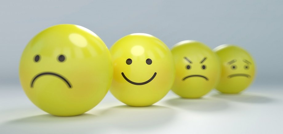 Auf dem Bild sind vier Smileys - jeweils mit traurigem, fröhlichem und skeptischem Gesichtsausdruck zu sehen. 
