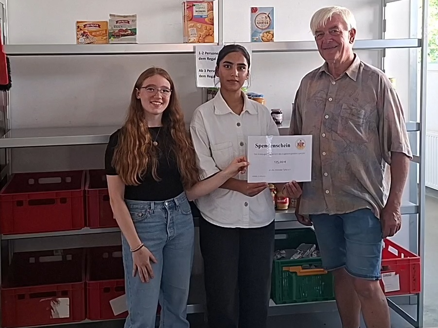 Eine Spende in Höhe von 125 Euro überreichten Selin Volp aus Ulrichstein und Masha Mir-Mohammadi aus Alsfeld als Vertreterinnen des Vogelsberger Kreisjugendparlaments dem Vorsitzenden der Alsfelder Tafel, Walter Bernbeck (von links). Das Geld hatte das KJP beim Demokratie- und Freundschaftsfest in Alsfeld eingenommen, dort hatten die Jugendlichen selbstgemachte Limonade und Popcorn angeboten. 