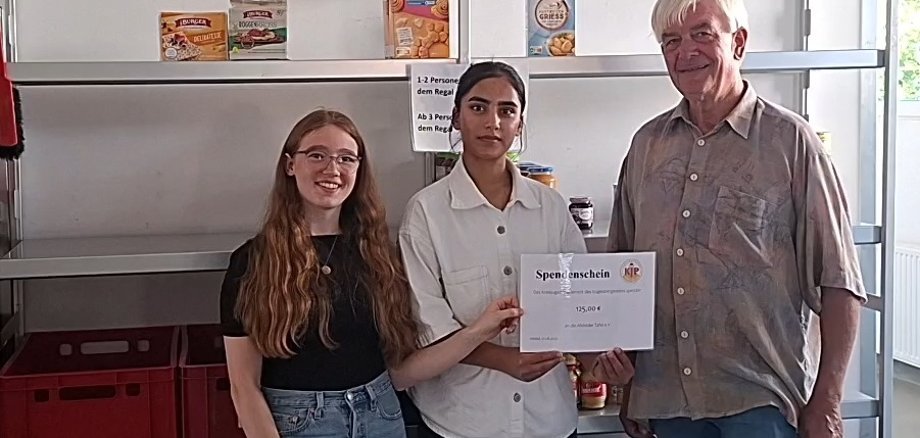 Eine Spende in Höhe von 125 Euro überreichten Selin Volp aus Ulrichstein und Masha Mir-Mohammadi aus Alsfeld als Vertreterinnen des Vogelsberger Kreisjugendparlaments dem Vorsitzenden der Alsfelder Tafel, Walter Bernbeck (von links). Das Geld hatte das KJP beim Demokratie- und Freundschaftsfest in Alsfeld eingenommen, dort hatten die Jugendlichen selbstgemachte Limonade und Popcorn angeboten. 