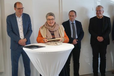 Sascha Spielberger (von links), Bürgermeister der Gemeinde Freiensteinau, gemeinsam mit Pfarrerin Andrea Wiemer, Sebastian Stang, Bürgermeister der Gemeinde Grebenhain, und Dr. Henrik Reygers, kommissarischer Leiter des Gesundheitsamtes des Vogelsbergkreises, bei der Eröffnung.