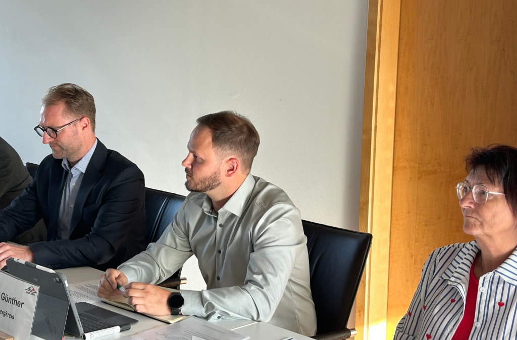 Landrat Dr. Jens Mischak ist kraft Amtes Vorsitzender der Sportkommission, Bewegungskoordinator Dominic Günther und Anke Koch, beim Vogelsbergkreis zuständig für die Sportförderung (von links), sind geschäftsführend für das Gremium tätig.