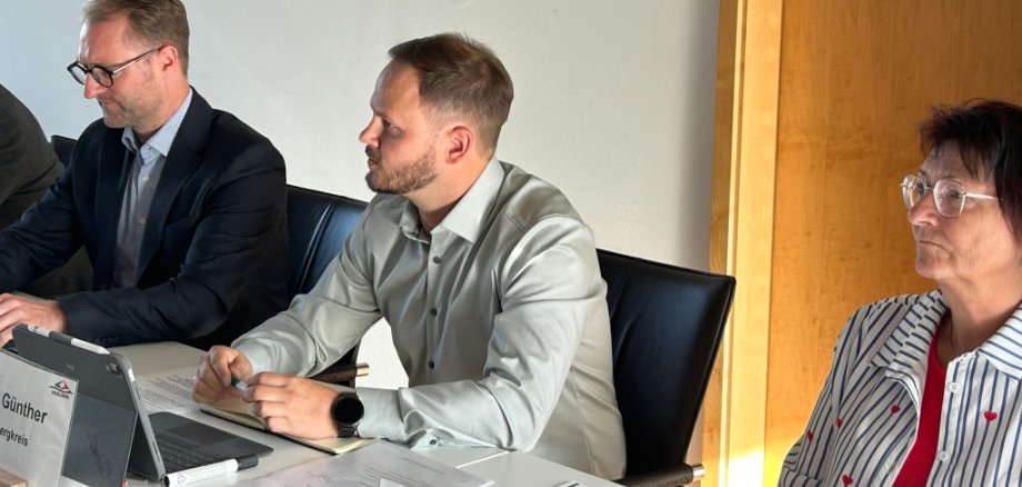 Landrat Dr. Jens Mischak ist kraft Amtes Vorsitzender der Sportkommission, Bewegungskoordinator Dominic Günther und Anke Koch, beim Vogelsbergkreis zuständig für die Sportförderung (von links), sind geschäftsführend für das Gremium tätig.