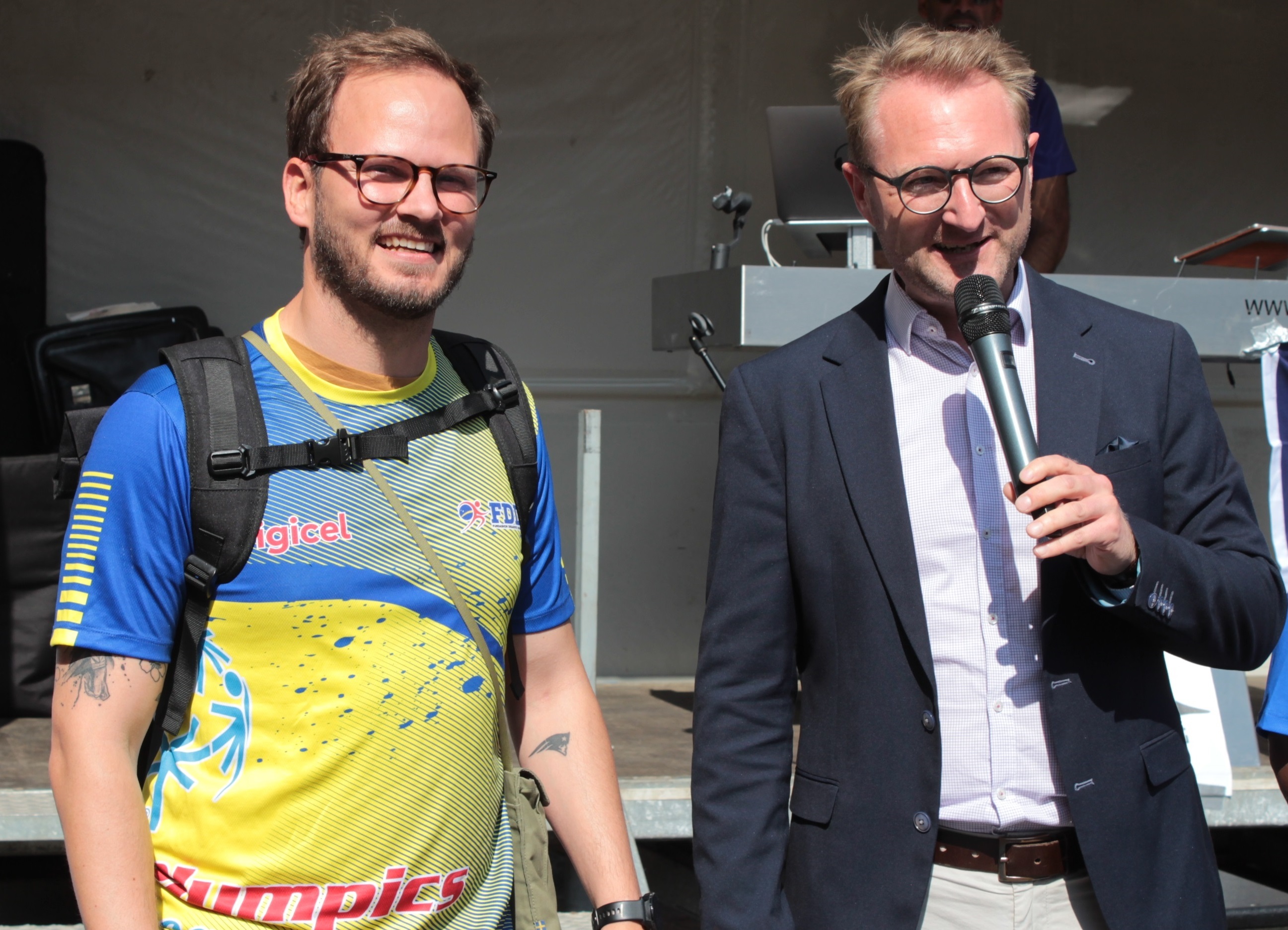 Das Fazit des Ersten Kreisbeigeordneten Dr. Jens Mischak (rechts) und des Bewegungskoordinators Dominic Günther – hier ein gemeinsames Foto vom Begegnungsfest in Alsfeld – nach dem Besuch der Delegation aus Curaçao fällt deutlich aus: „Es waren sehr, sehr schöne Tag. Unsere Gäste haben sich sehr wohl gefühlt.“