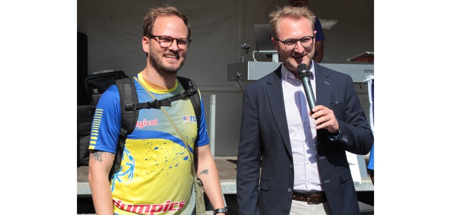 Das Fazit des Ersten Kreisbeigeordneten Dr. Jens Mischak (rechts) und des Bewegungskoordinators Dominic Günther – hier ein gemeinsames Foto vom Begegnungsfest in Alsfeld – nach dem Besuch der Delegation aus Curaçao fällt deutlich aus: „Es waren sehr, sehr schöne Tag. Unsere Gäste haben sich sehr wohl gefühlt.“