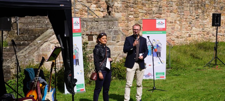 „Sport baut Brücken“: Landrat Dr. Jens Mischak (rechts), eröffnet gemeinsam mit Herbsteins Bürgermeisterin Astrid Staubach das 2. Vogelsberger Sportfestival.