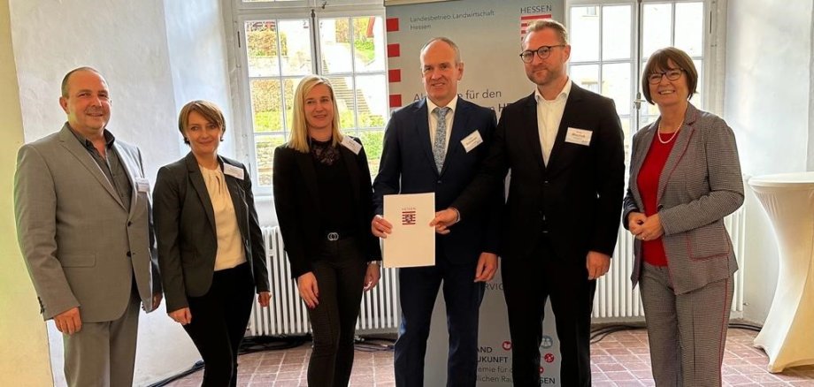 Am Vormittag nahmen Dr. Jens Mischak (von rechts), Erster Kreisbeigeordneter und Vorsitzender des Vereins Region Vogelsberg, Edwin Schneider, Vorsitzender des LEADER-Beirats und Bürgermeister von Ulrichstein, Katharina Barth, Tatjana Heinz und Matthias Steckenreuter vom Verein Region Vogelsberg, den Anerkennungsbescheid für die kommende Förderperiode aus den Händen von Umweltministerin Priska Hinz (rechts) entgegen.