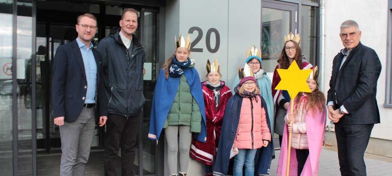 die Sternsinger gemeinsam mit Landrat Manfred Görig und Erstem Kreisbeigeordneten Dr. Jens Mischak vor der Kreisverwaltung 