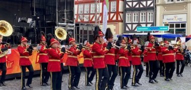 Die „Show and Brass Band“ der Freiwilligen Feuerwehr Alsfeld in Aktion. Sie spielen in rot-schwarzen Konstümen Blasinstrumente