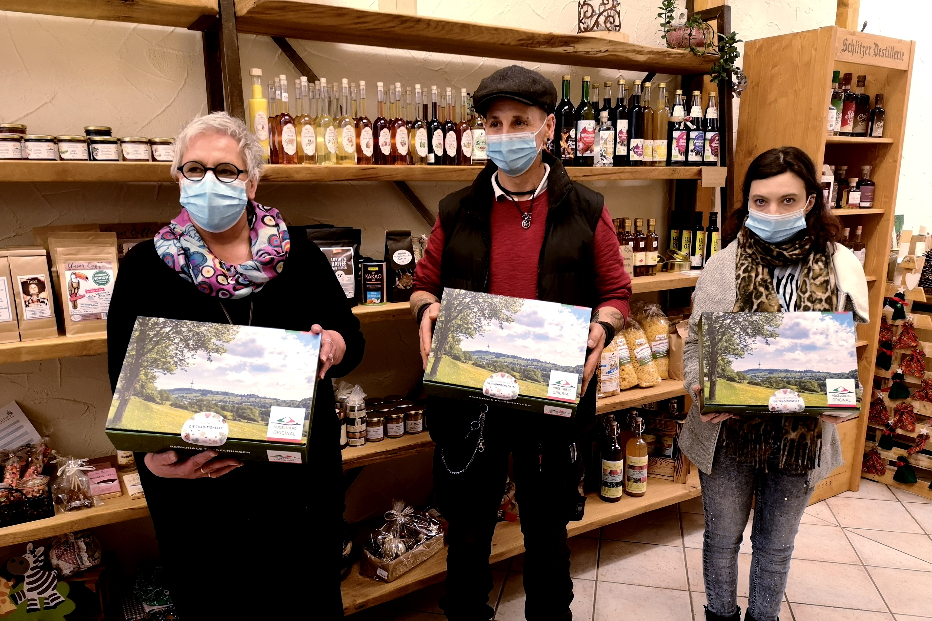 Susanne Klemer, Andreas Kuhl und Viktoria Andreeva (v. l.) im RegionalLaden Markt 12 in Alsfeld: Einige Weihnachtsboxen haben sie schon gepackt. 