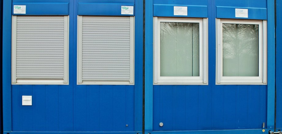 Symbolbild von zwei blauen Wohncontainern