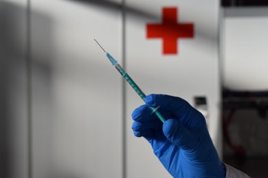 Symbolbild Spritze und rotes Kreuz