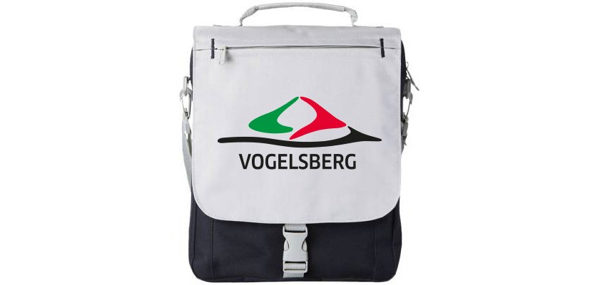 ein weißgrauer Rucksack. Darauf in schwarz, grün und Rot das Logo des Vogelsbergkreises. 