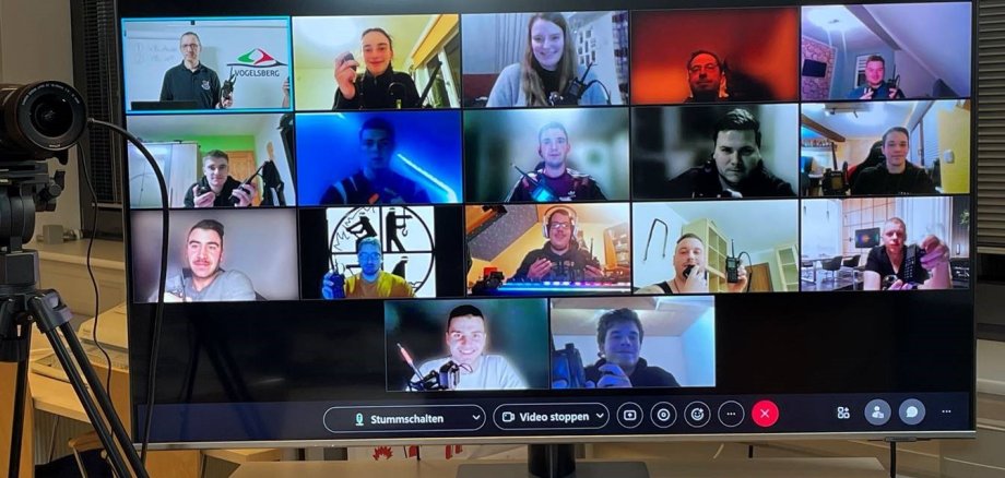 Die Teilnehmerinnen und Teilnehmer aus Alsfeld, Freiensteinau, Grebenhain, Herbstein und Schwalmtal sind online zugeschaltet. Auf dem Foto ist ein Bildschirm mit kleinen Porträtfotos aus dem Livestream zu sehen.