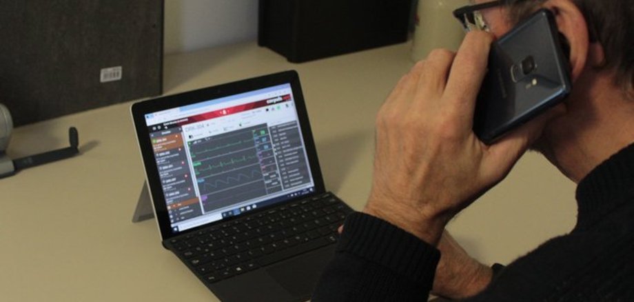 Laptop und Handy – mehr benötigt Dr. Erich Wranze-Bielefeld nicht. Er kann aus der Ferne so agieren, als stünde er direkt neben dem Patienten im Rettungswagen. 
