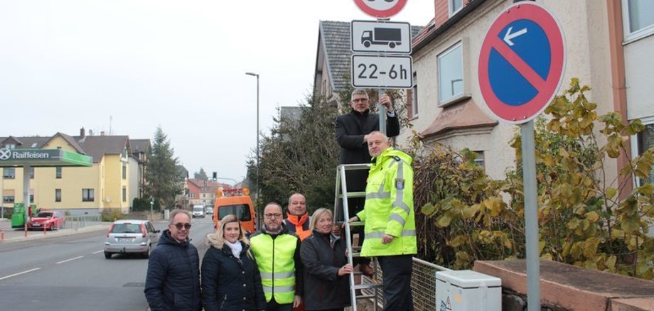 Landrat Manfred Görig gibt im Beisein von Alsfelds Stadtrat Berthold Rinner, Katrin Manz (Stadt Alsfeld), Uwe Kraft, dem Leiter der Abteilung Verkehrsangelegenheiten beim Vogelsbergkreis, Matthias Gemmer von Hessen mobil, Monika Kauer (Stadt Alsfeld) und Polizist Holger Roth (von links) den Startschuss: Ab sofort gilt nachts Tempo 30 für Lastwagen.
