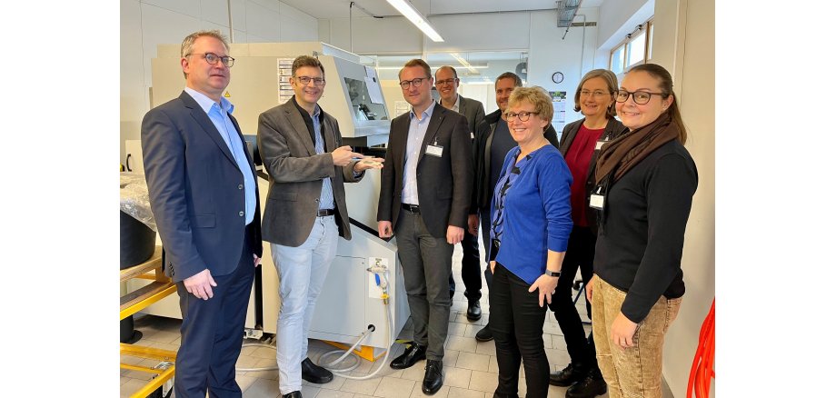 Erster Kreisbeigeordneter Dr. Jens Mischak (Dritter von links) beim gemeinsamen Rundgang durch die Produktionsstätte von Acti-Med. Mit dabei sind Thomas Koch, Geschäftsführer der Jecture GmbH (Holding der Acti-Med GmbH), Rainer Wiegmann, Geschäftsführer der Acti-Med GmbH, Freiensteinaus Bürgermeister Sascha Spielberger, Mitarbeiter Jan Fiedler, Waltraud Höhn vom Personalwesen, Andrea Ortstadt von der Wirtschaftsförderung des Kreises sowie Susen Neumann von der KVA Vogelsbergkreis – Kommunales Jobcenter (von links). 