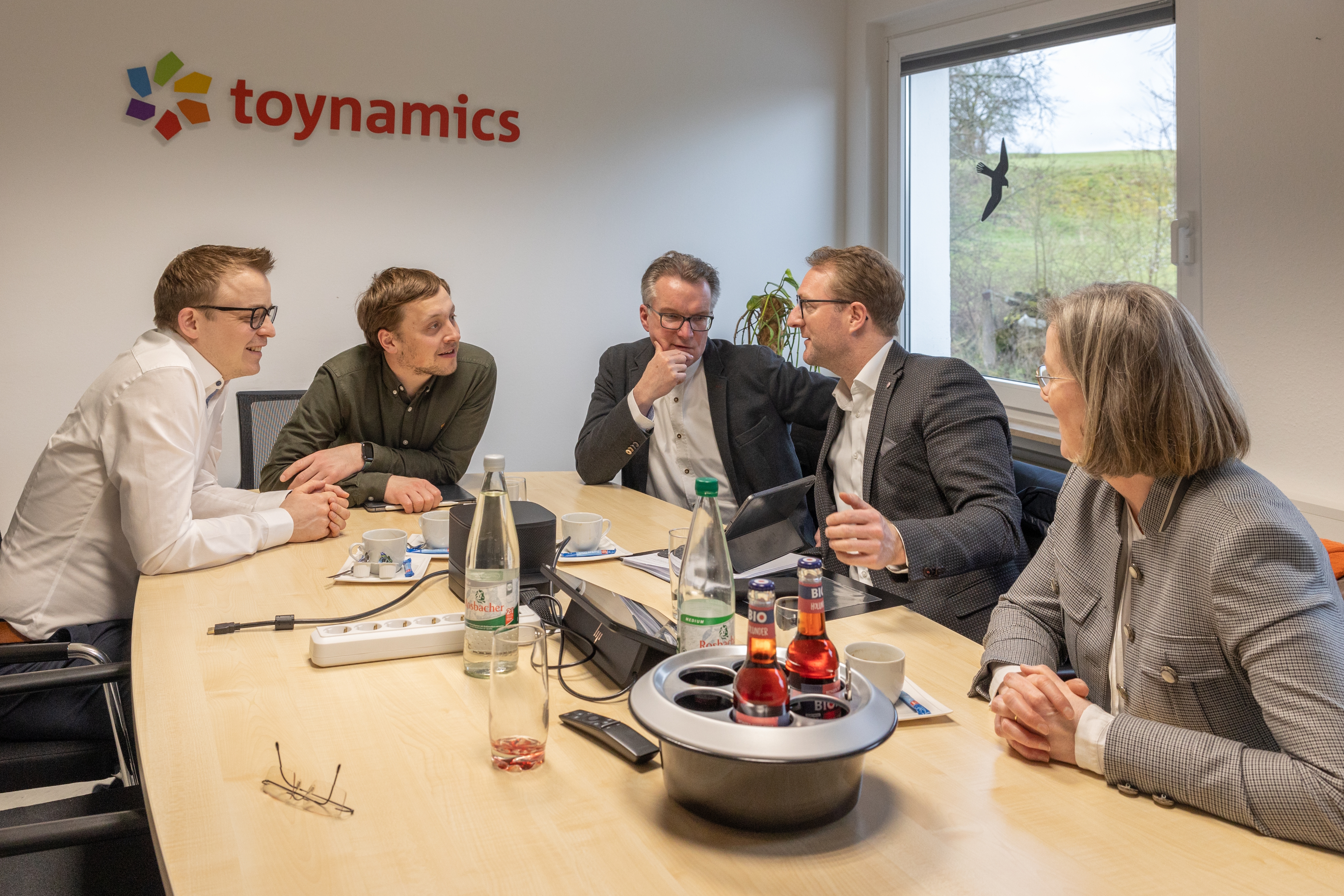 Erster Kreisbeigeordneter Dr. Jens Mischak (Zweiter von rechts), Andreas Sommer, Bürgermeister von Mücke (Dritter von rechts) und Andrea Ortstadt von der Wirtschaftsförderung des Vogelsbergkreises (rechts) lassen sich von Prokurist Julian Kipper und Geschäftsführer Dennis Gies die Toynamics Europe GmbH vorstellen. 