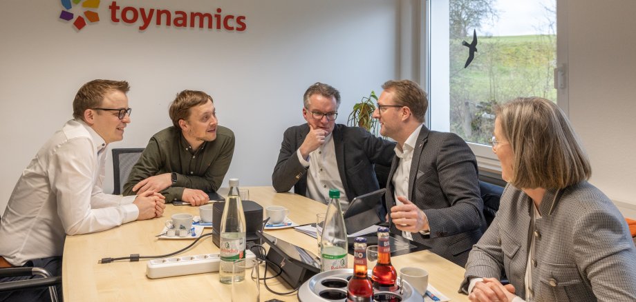Erster Kreisbeigeordneter Dr. Jens Mischak (Zweiter von rechts), Andreas Sommer, Bürgermeister von Mücke (Dritter von rechts) und Andrea Ortstadt von der Wirtschaftsförderung des Vogelsbergkreises (rechts) lassen sich von Prokurist Julian Kipper und Geschäftsführer Dennis Gies die Toynamics Europe GmbH vorstellen. 