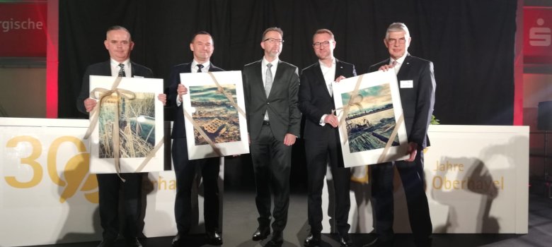 Alexander Tönnies (Mitte) mit den Gästen aus dem Vogelsbergkreis (rechts) und aus Polen (links).