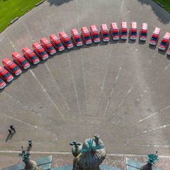 Luftbild: Die Gerätewagen aufgereiht auf dem Domvorplatz in Fulda