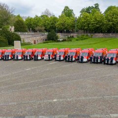 Die Gerätewagen aufgereiht auf dem Domvorplatz in Fulda