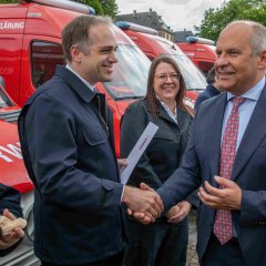 Innenminister Poseck gratuliert Kreisbrandinspektor Dr. Holland zum neuen Fahrzeug.